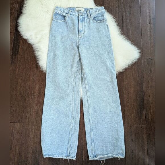 Abercrombie & Fitch The 90s Relaxed Jean High Rise Light Wash 27 / 4S Short - Picture 2 of 7